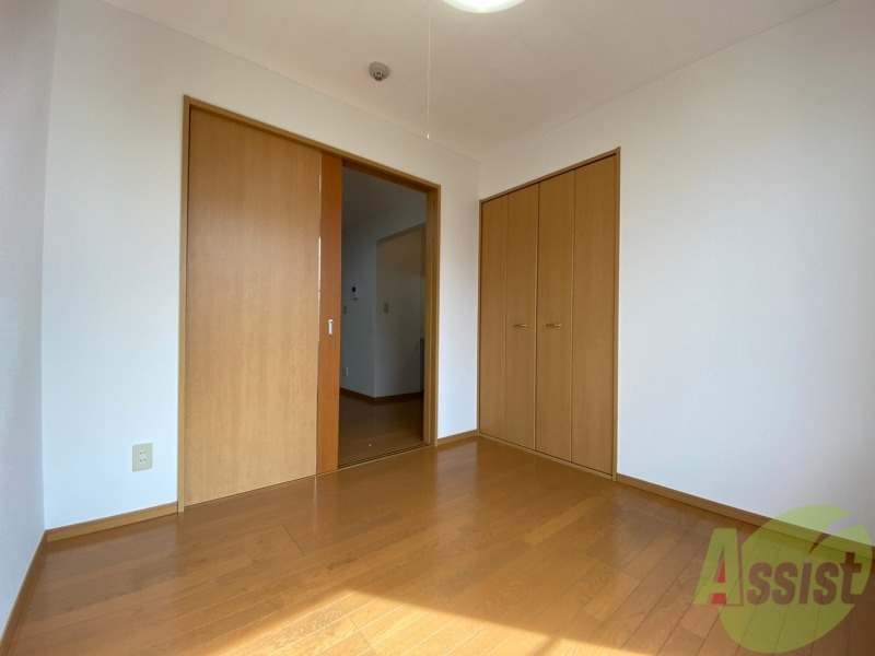 その他部屋・スペース　こちらが寝室です。窓が大きくて明るいですね。