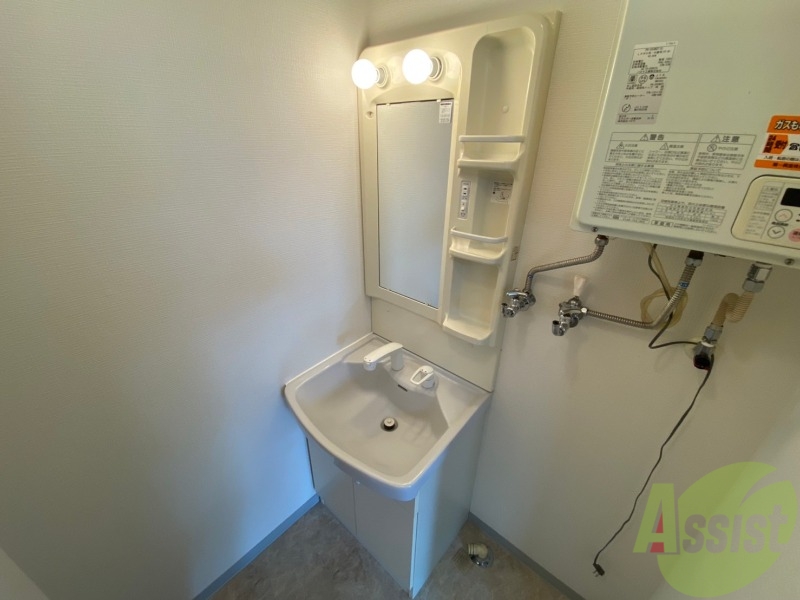 洗面設備　独立洗面台です。大きくてよいですね。シャンプーもできます。