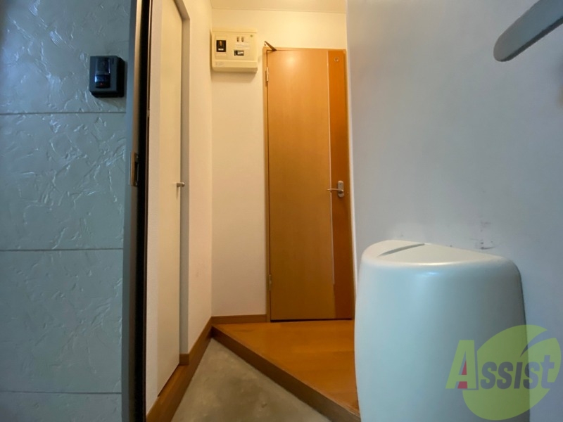 玄関　玄関です。すぐ広いリビングにつながっています。