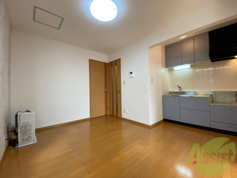 居室・リビング　リビングです。木目のフローリングが落ち着きますね。