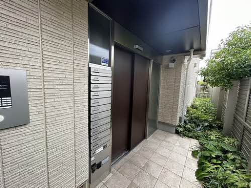 建物外観　不在時にも安心の宅配ボックス付き