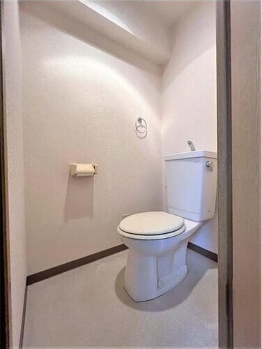 トイレ　内装は別部屋の参考写真です。
