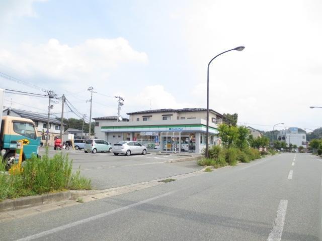 コンビニ　ファミリーマート 秋田高校前店（コンビニ）まで800m