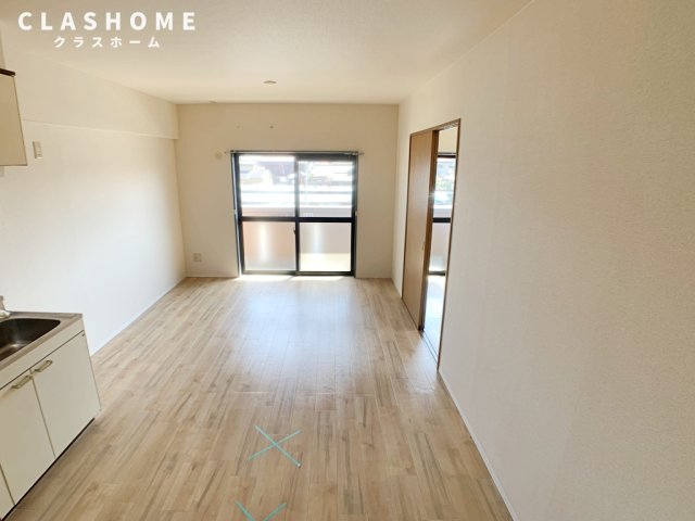 居室・リビング　同物件の別部屋になります。