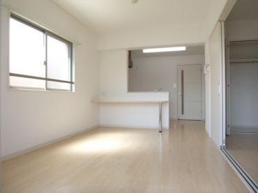 居室・リビング　*同系タイプの写真です。