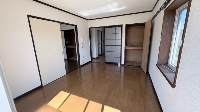 居室・リビング　リビングはフローリング式。日当たりもいいです