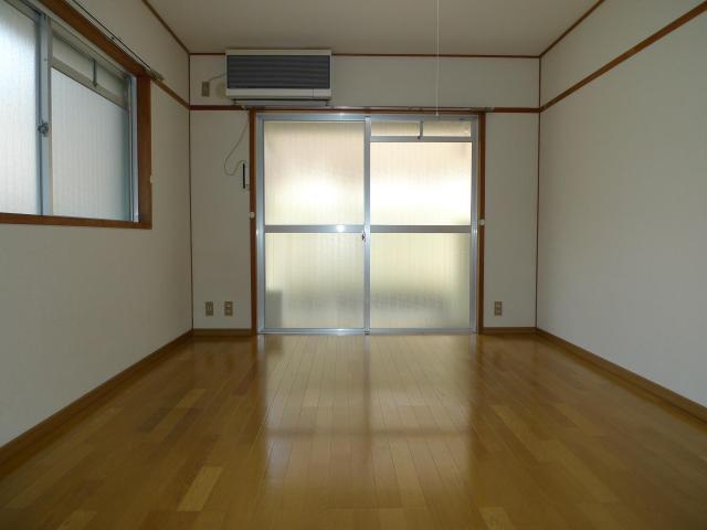 居室・リビング　※同タイプ部屋の写真です。