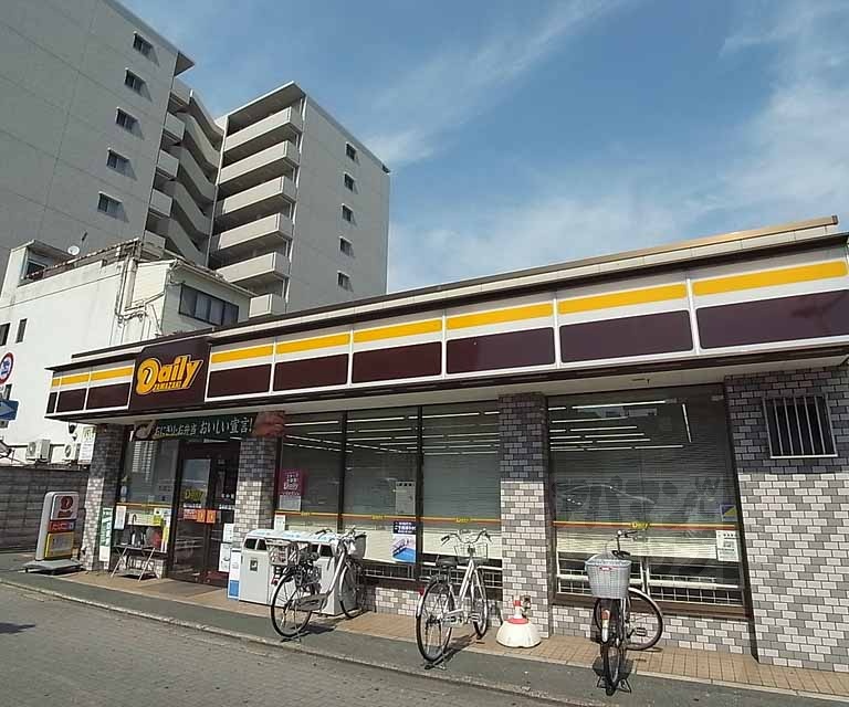 コンビニ　デイリーヤマザキ堀川仏光寺店（コンビニ）まで32m