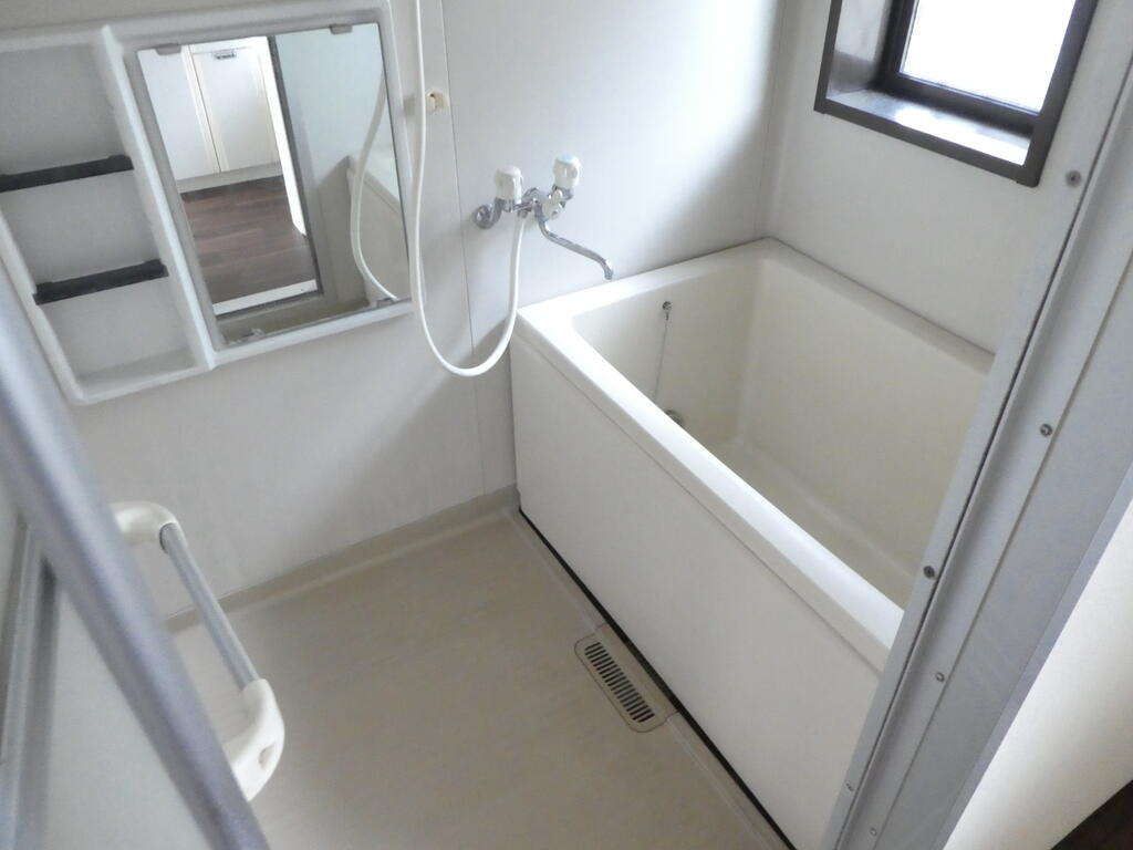 バス・シャワールーム　※同アパートのものを使用しております。