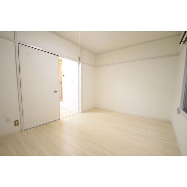 その他　内装は別部屋の参考写真です。