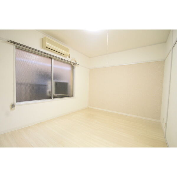 居室・リビング　内装は別部屋の参考写真です。