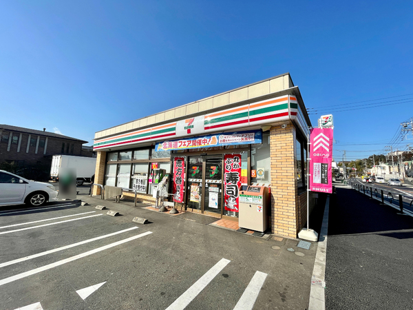 コンビニ　セブンイレブン（コンビニ）まで592m