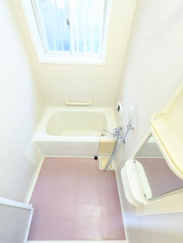 バス・シャワールーム　お風呂場にも窓があり、換気・採光ともに良好です。