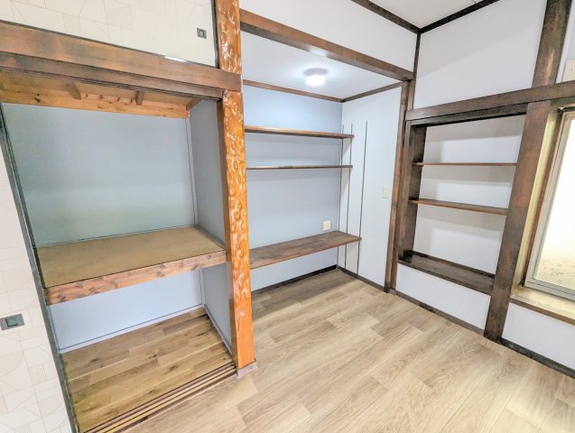 収納　7.0帖の洋室は可動棚や押入などの収納スペースが豊富にありま