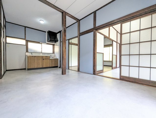 居室・リビング　9帖のDKです。和のテイストを残しつつ綺麗にリノベーションさ