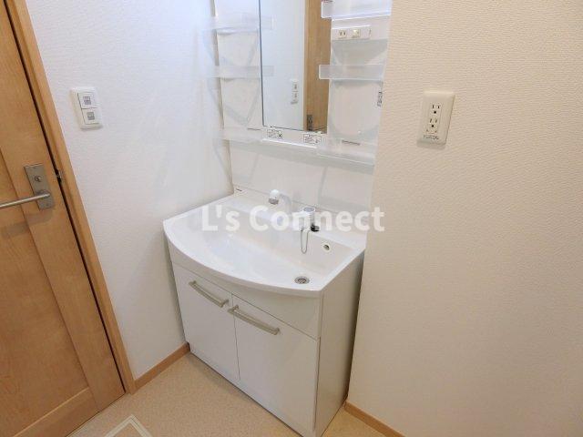 洗面設備　朝の支度もスムーズな独立洗面台。