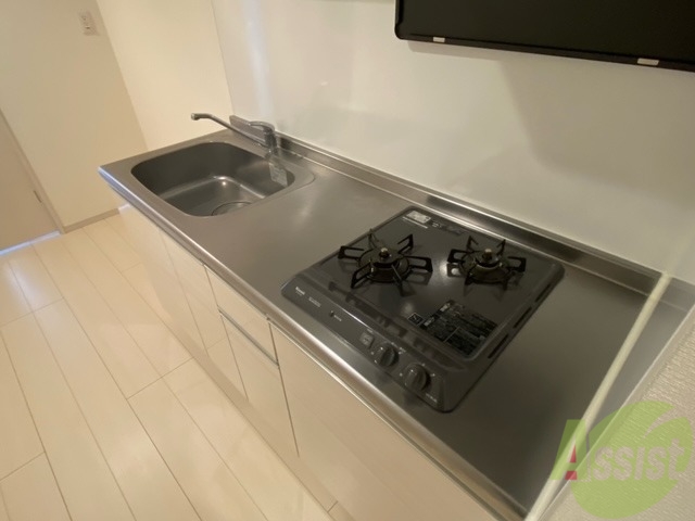 キッチン　２口ガスコンロも設置されていて、調理スペースも広いですね。