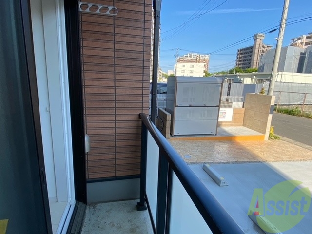 バルコニー　バルコニースペースも広く、洗濯物も問題なく干せそうですね。