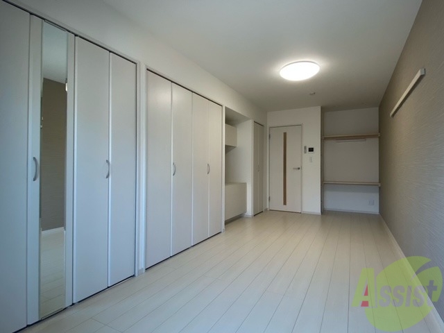 居室・リビング　広々として、家具関係も問題なく置けそうですね。