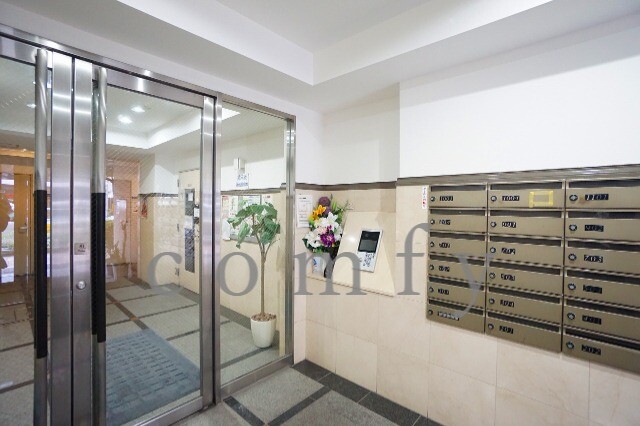 エントランス　オートロック付きエントランス