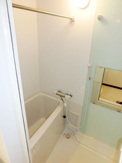 バス・シャワールーム　キレイなバスルーム。浴室乾燥も付いてます。