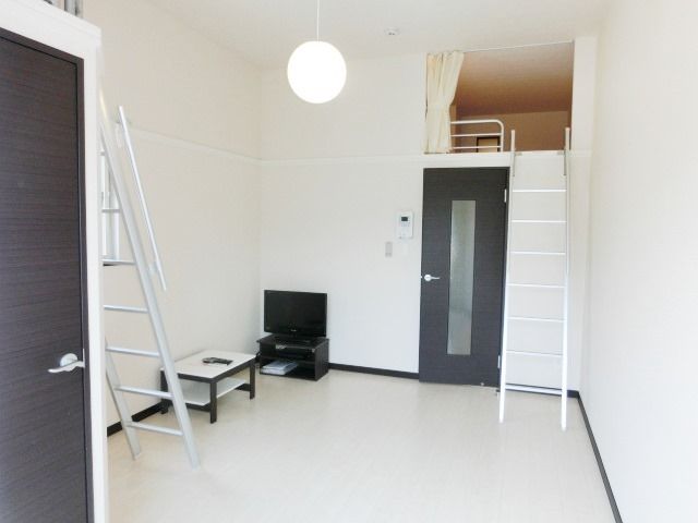 その他部屋・スペース　照明やカーテンなども備え付けであります。