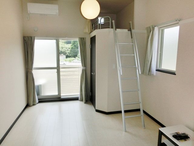 居室・リビング　中部屋になるので側面の窓はありません