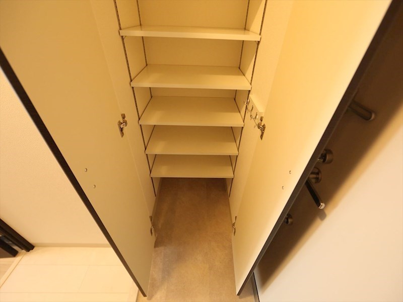 玄関　玄関　シューズクローク付（収納充実してます）