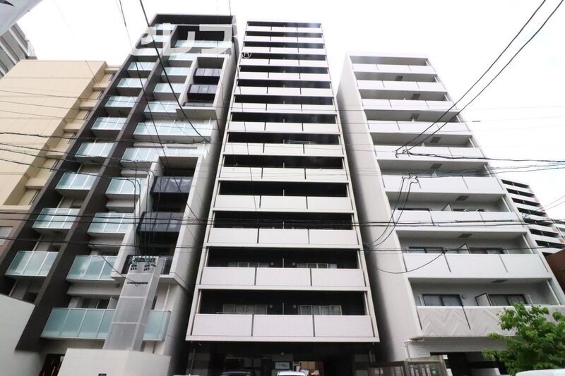 建物外観　多くの路線が使える便利な立地です。