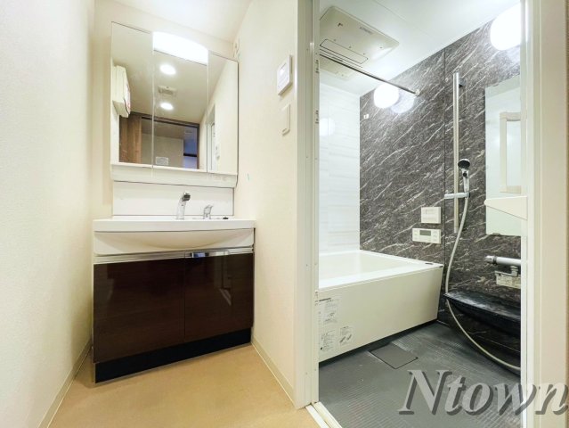 洗面設備　脱衣スペースもあります