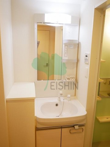 洗面設備　シャワー付き・収納付きの洗面台です！