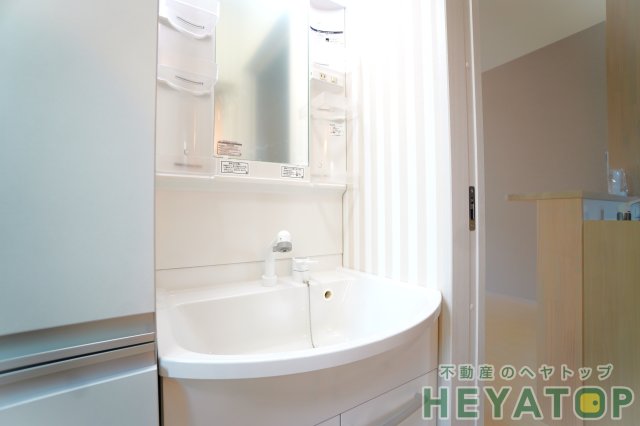 洗面設備　忙しい朝の身支度に便利なシャワー付き洗面化粧台（同仕様写真）