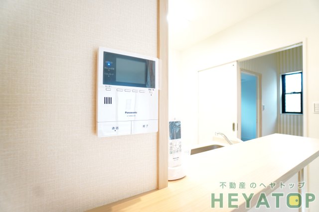 セキュリティ　不意の訪問もモニター付きドアホンで安心確認（同仕様写真）