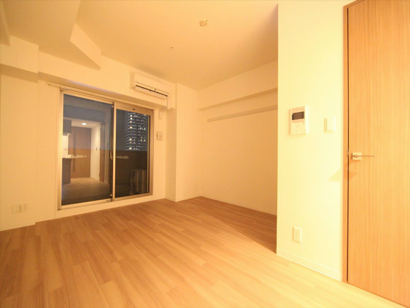 居室・リビング　洋室11.2帖　エアコン完備　バルコニー