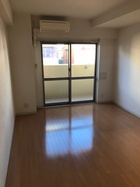 居室・リビング　9.4帖の広々とした洋室♪