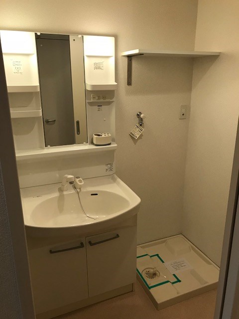 洗面設備　シャンプードレッサー型の独立洗面台、洗濯機置き場完備です！