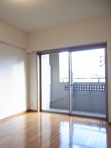 居室・リビング　フローリングの寝室