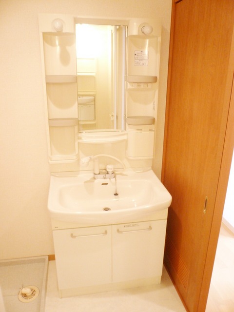 洗面設備　※同一物件　他の部屋の撮影です