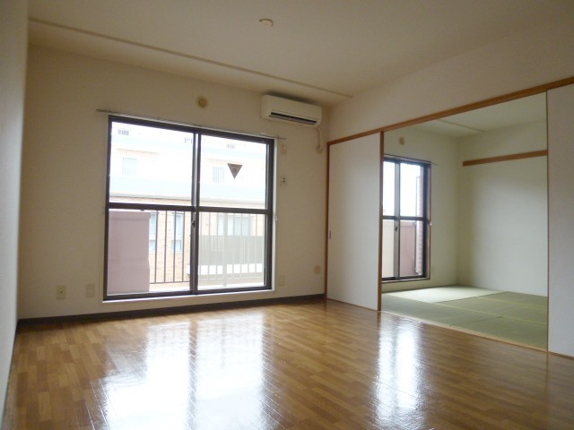 居室・リビング　303号室の写真です。