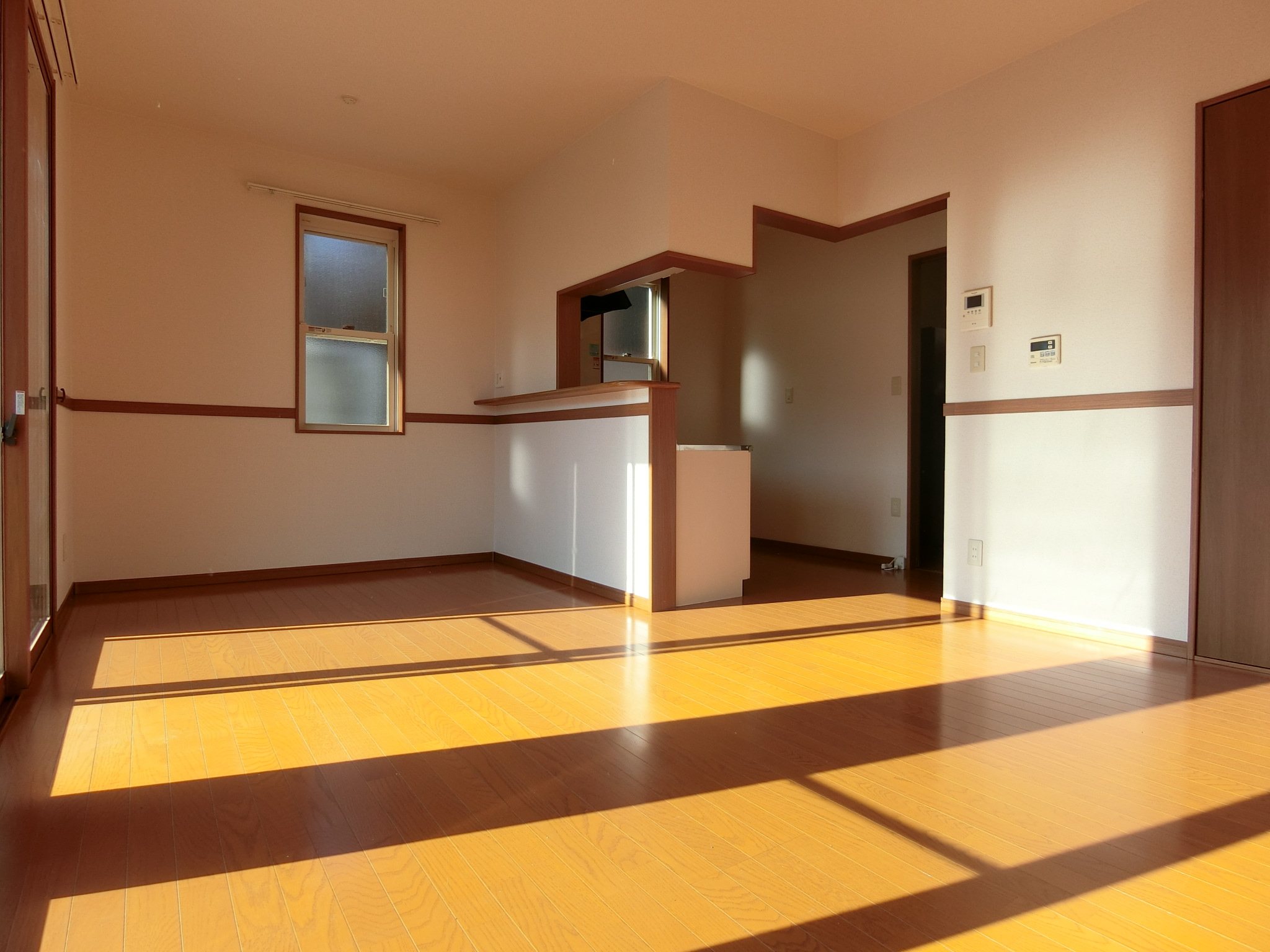 居室・リビング　以下　角部屋参考写真　実際は中部屋