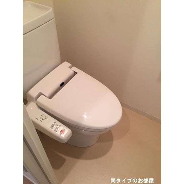 トイレ　落ち着いた色調のトイレです