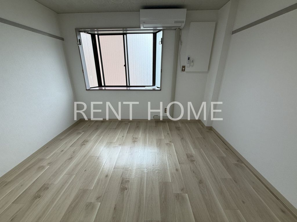 居室・リビング　出窓付きの明るいお部屋です