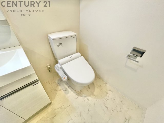 トイレ　温水洗浄便座付きのトイレです♪