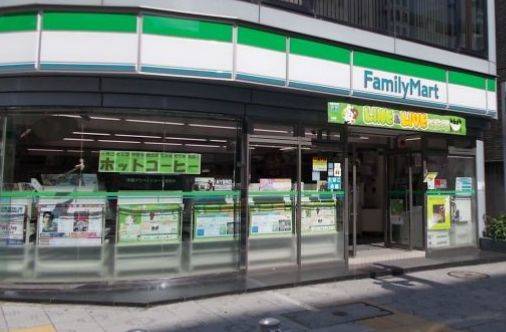 コンビニ　ファミリーマート神田鍛冶町三丁目店（コンビニ）まで122m