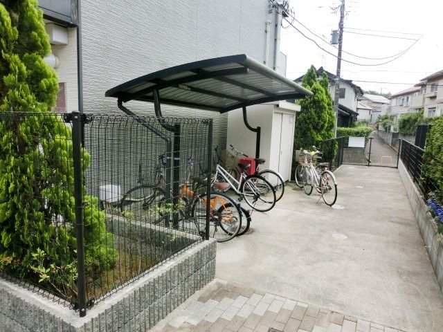 その他　屋根付の駐輪スペースです。