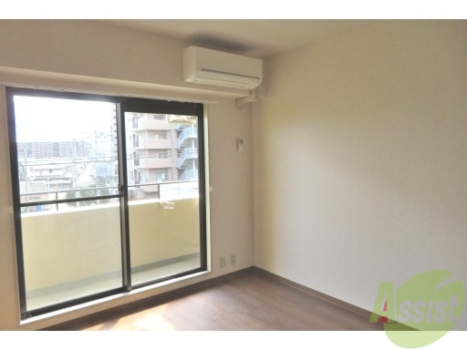 居室・リビング　陽当たりのいいリビングは南向き、部屋からの眺望もよさそうです