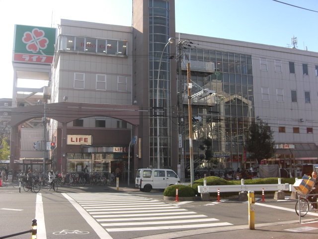 スーパー　ライフ新大阪店（スーパー）まで746m