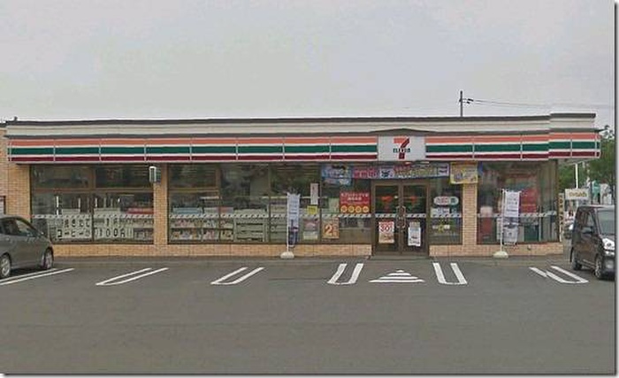 コンビニ　セブンイレブン（コンビニ）まで1060m