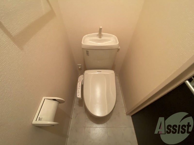 トイレ　トイレになります。温水洗浄がついているので快適ですね。