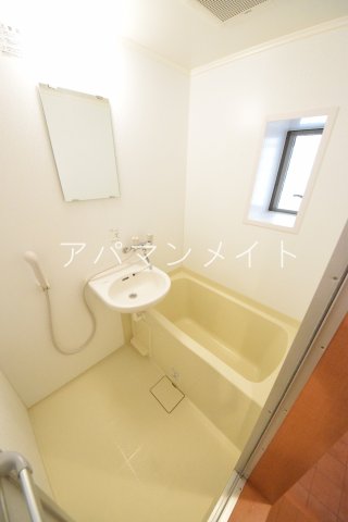 バス・シャワールーム　落ち着いた空間のお風呂です